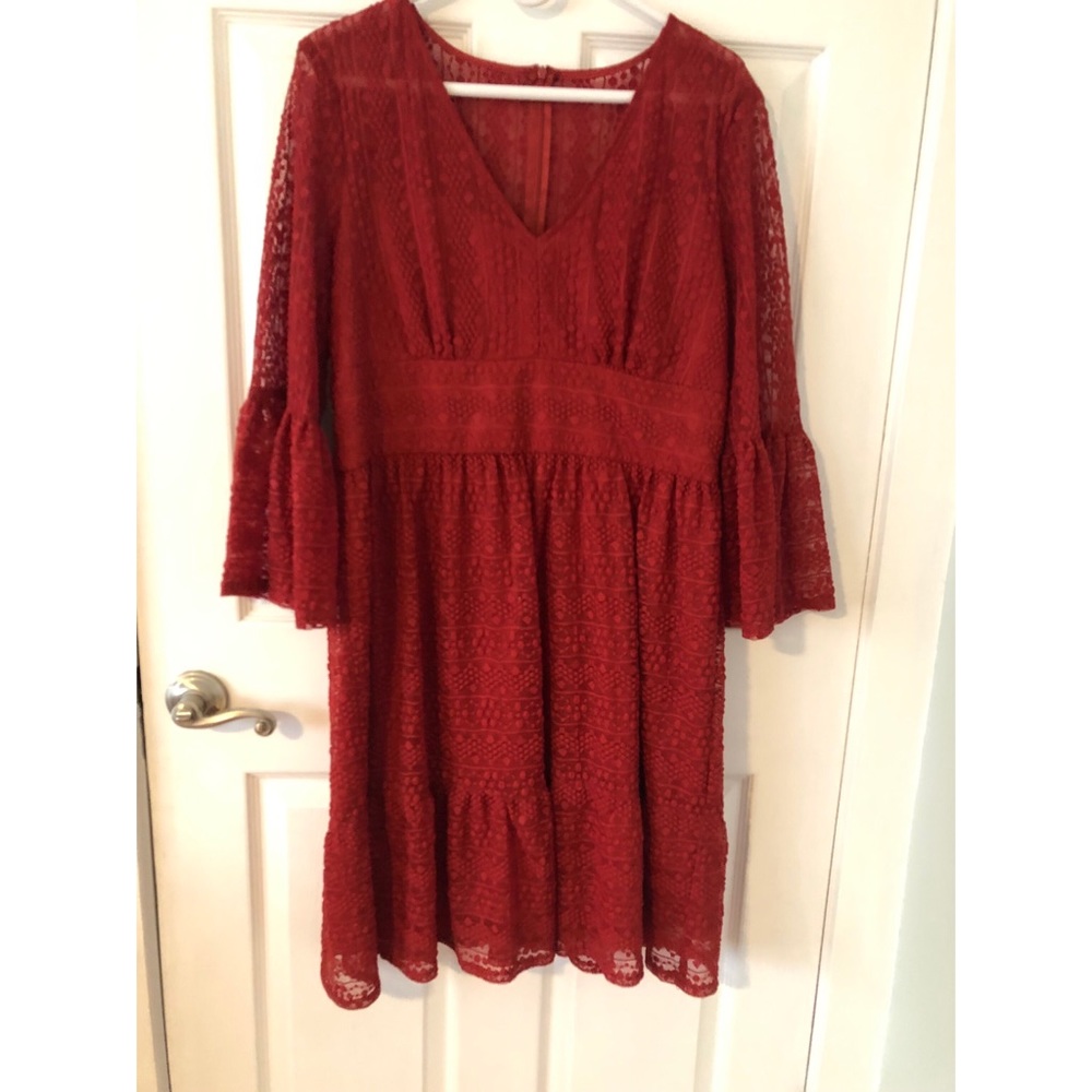 Lace dress with 3/4 sleeves